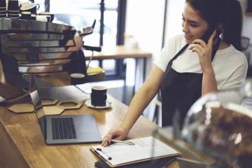 خطة الطاولات مع عدد الضيوف وحالة الدورات لكل طاولة